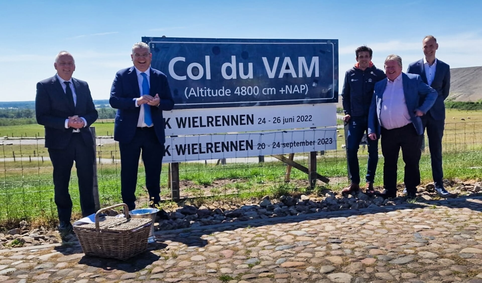 Op de Col du VAM in Wijster is de komst van het EK Wegwielrennen 2023 officieel beklonken. (foto: provincie Drenthe)