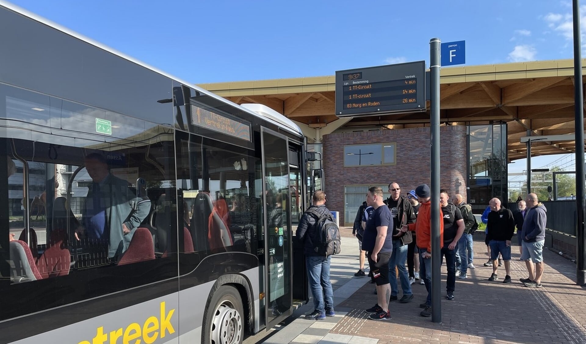Er worden extra bussen van en naar Assen ingezet voor bezoekers van de TT en het TT-festival. (foto: OV-bureau Groningen Drenthe)
