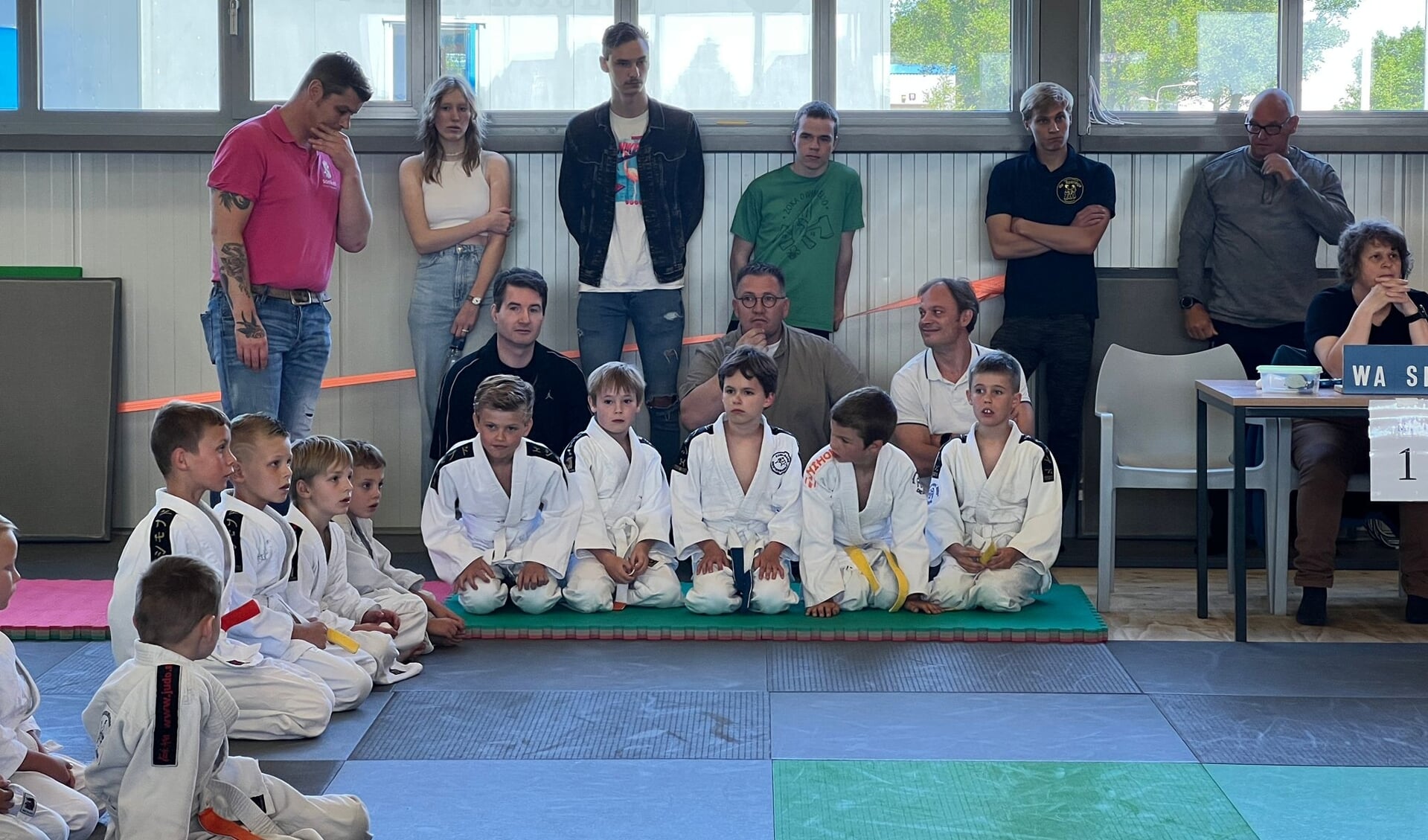 Concentratie bij de jonge judoka's voorafgaand aan hun partijen.
