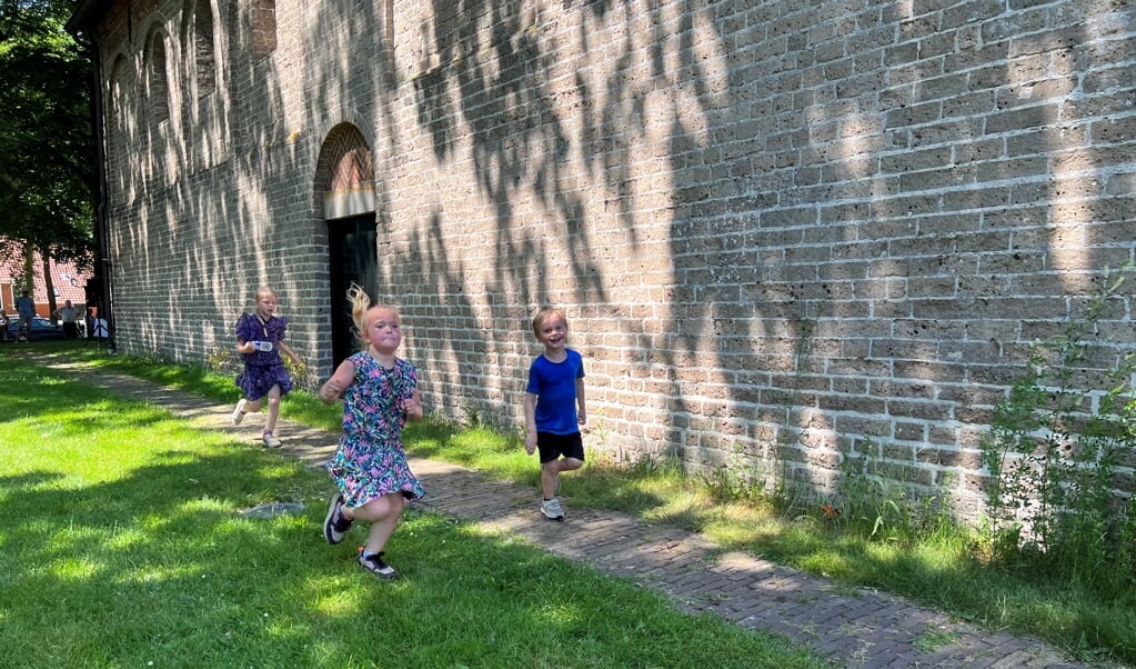 De kinderen liepen zoveel mogelijk rond de Magnuskerk om geld in te zamelen voor een nieuw speeltoestel. (eigen foto)