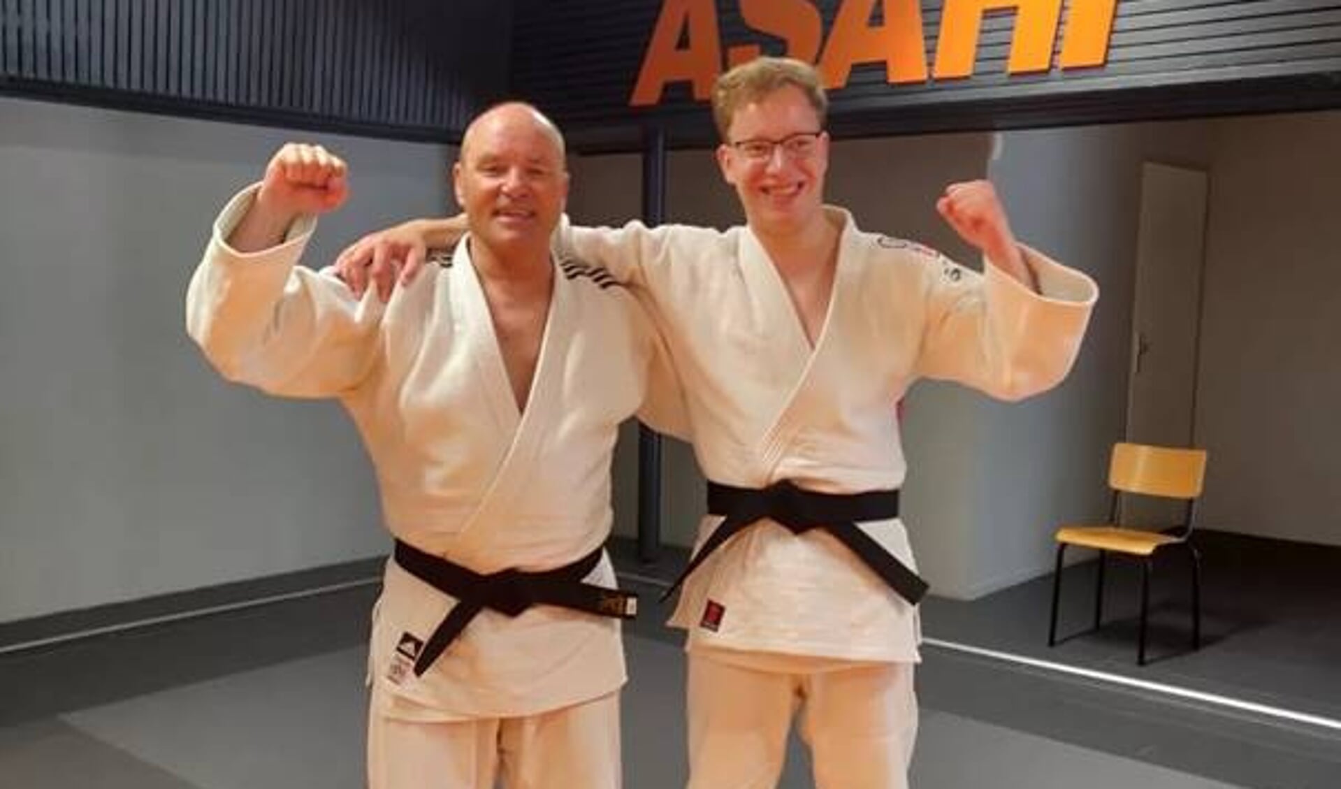 Hans Schoelink en Wisse de Groot van Judo Zuidlaren met hun zwarte band.