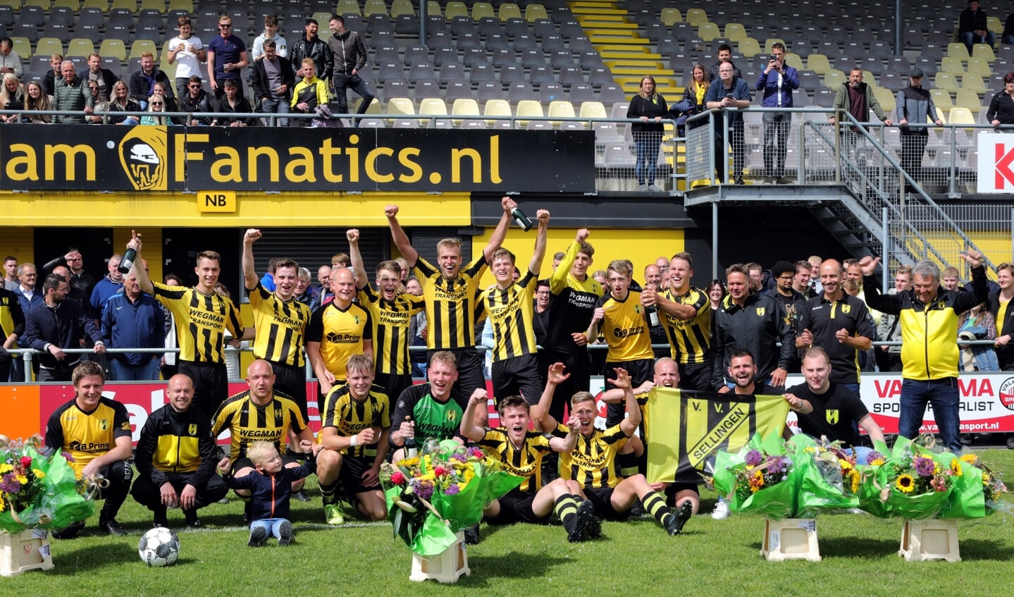 De spelers van Sellingen vieren onder toeziend oog van hun supporters de historische promotie naar de 2e klasse. (foto: Bert Woltjes)