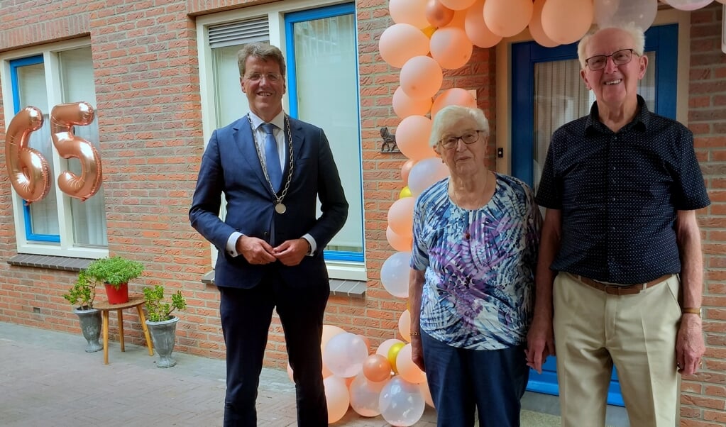 Jan en Henny Mulder met burgemeester Eric van Oosterhout. Foto: Bennie Wolbers.