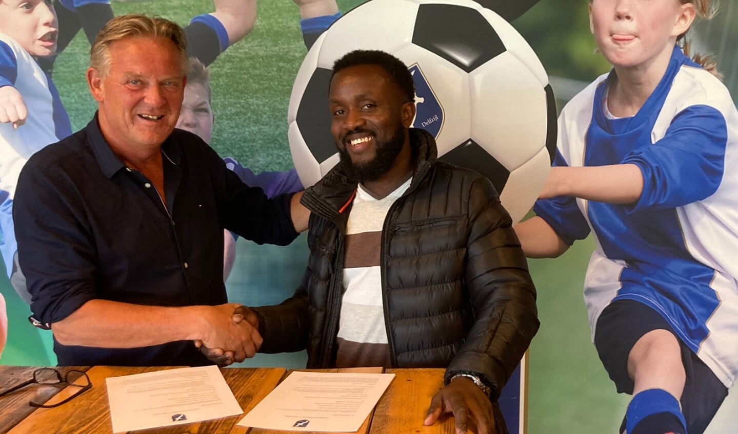 Harry Koolhof en Michael Kofi Oware hebben het contract getekend.