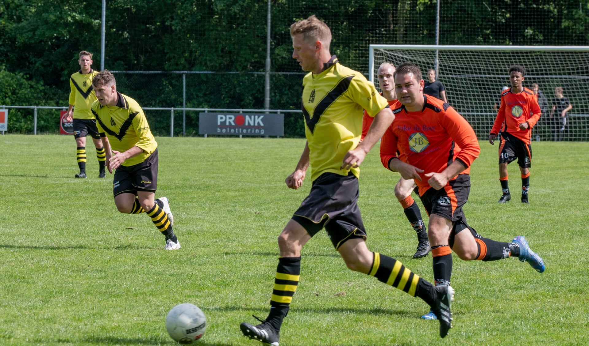 Rainier Bakker zet namens FC LEO de achtervolging in op Johan de Groot.