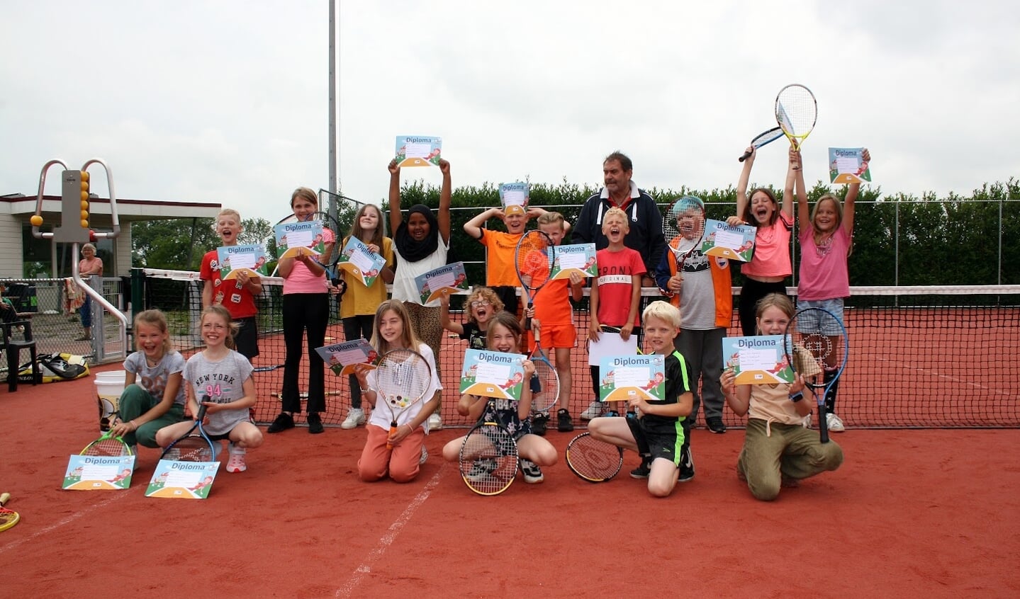 De kinderen tonen trots hun tennisdiploma. Foto: Billy Kelmendi.