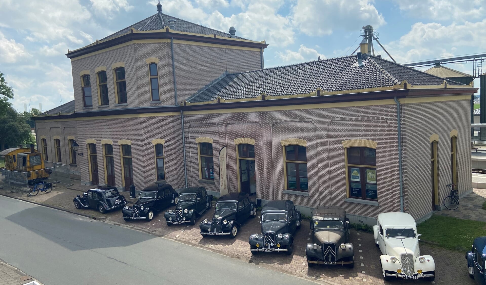 Historische Citroën-auto's voor het stationsgebouw in Zuidbroek. (foto A.B. Penning/NNTTM)