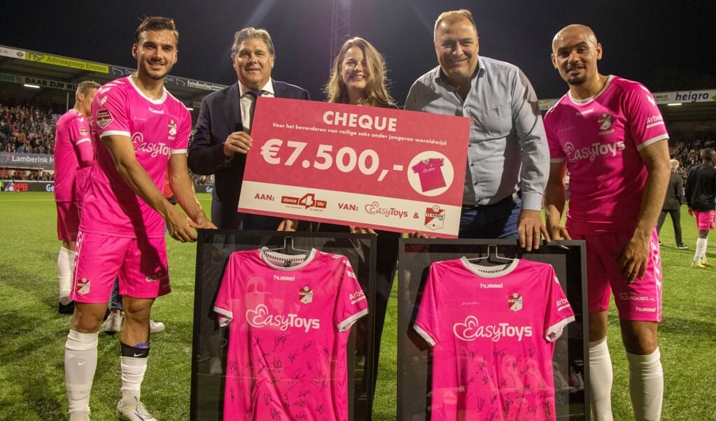 Blijdschap over het resultaat van de veiling. De speciale FC Emmen-shirts leverden 7.500 euro op.