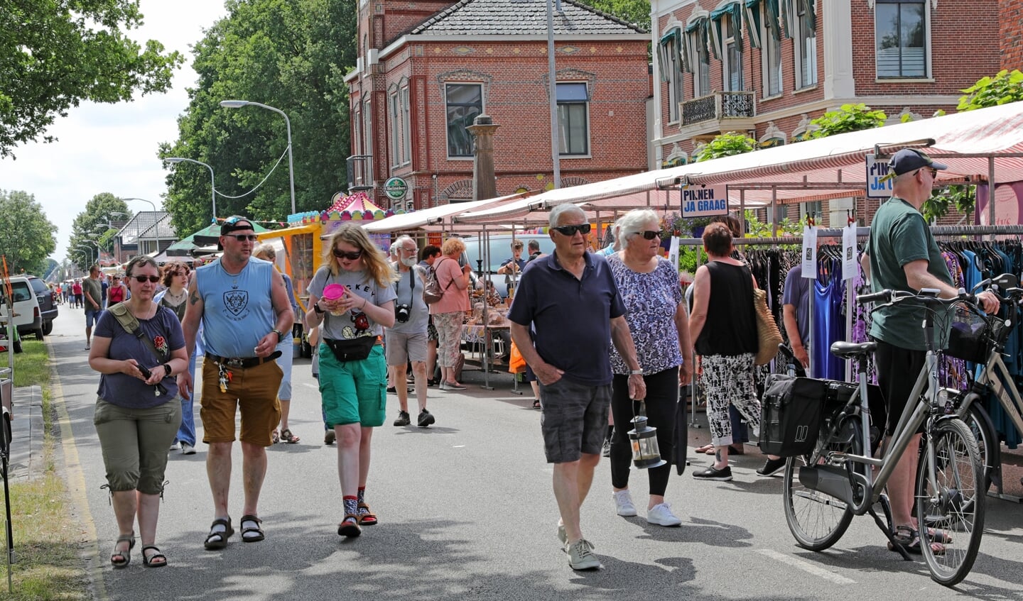 De zomermarkt in Wildervank was een van de succesvolle onderdelen van de feestweek. Foto: Bert Woltjes.