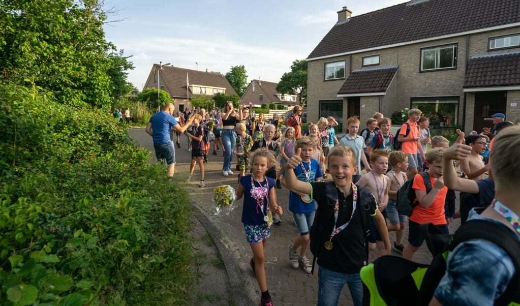 De kinderen hebben er zin in tijdens de slotavond van de avondvierdaagse in Annen. (foto: LK Media/Liam Kuiper)