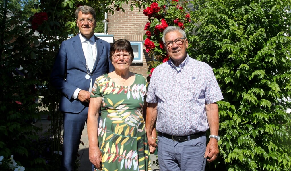 Rieks en Lida Kuhl samen met burgemeester Eric van Oosterhout (foto Bennie Wolbers).