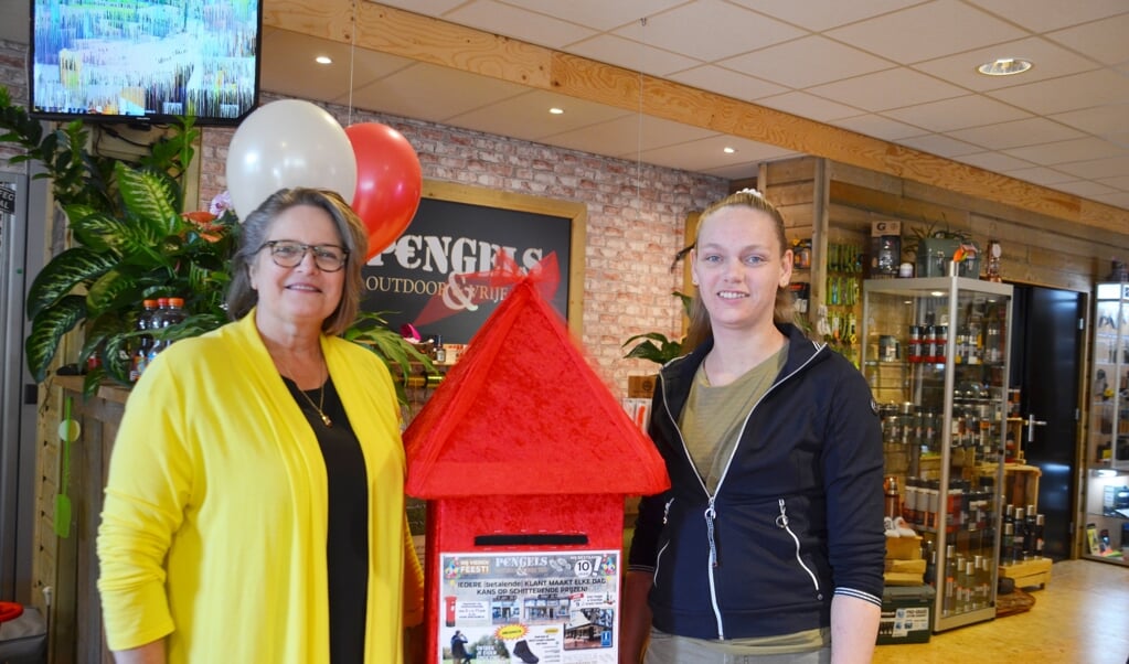 Stieneke en Christa Gersonius vieren deze week het 10-jarig bestaan van hun winkel Pengels. (foto: De Nieuwsbode)