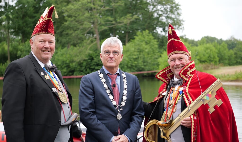 Burgemeester Jaap Velema van Westerwolde heeft de sleutel van de gemeente overgedragen aan Prins Wim de 1e en Vorst Ronald de 1e. (foto: De Kloosterwiekers)