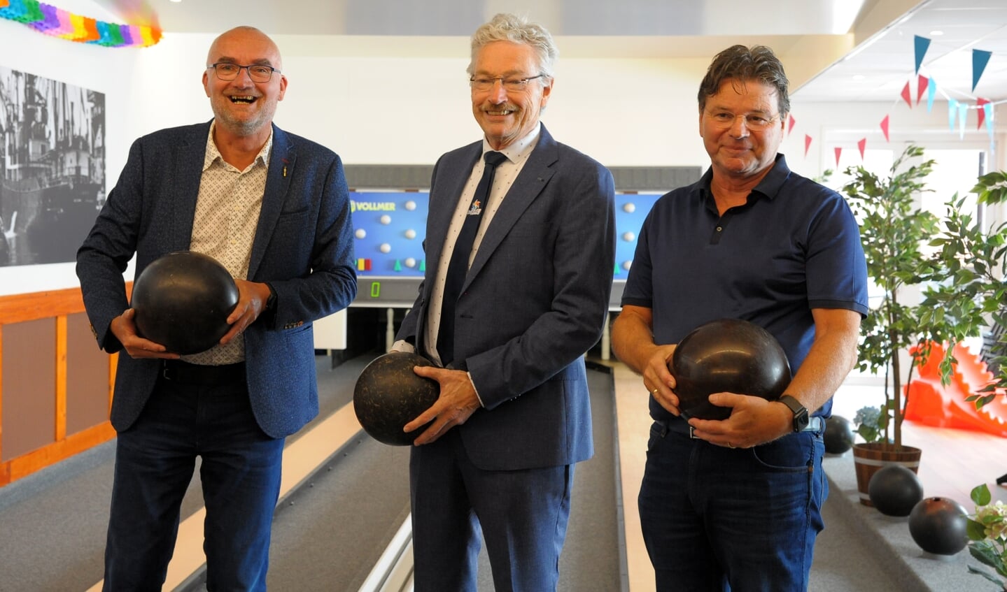 Bas van Vliet, Jan Menninga en Wim Molema maken aanstalten om de eerste ballen te gooien.