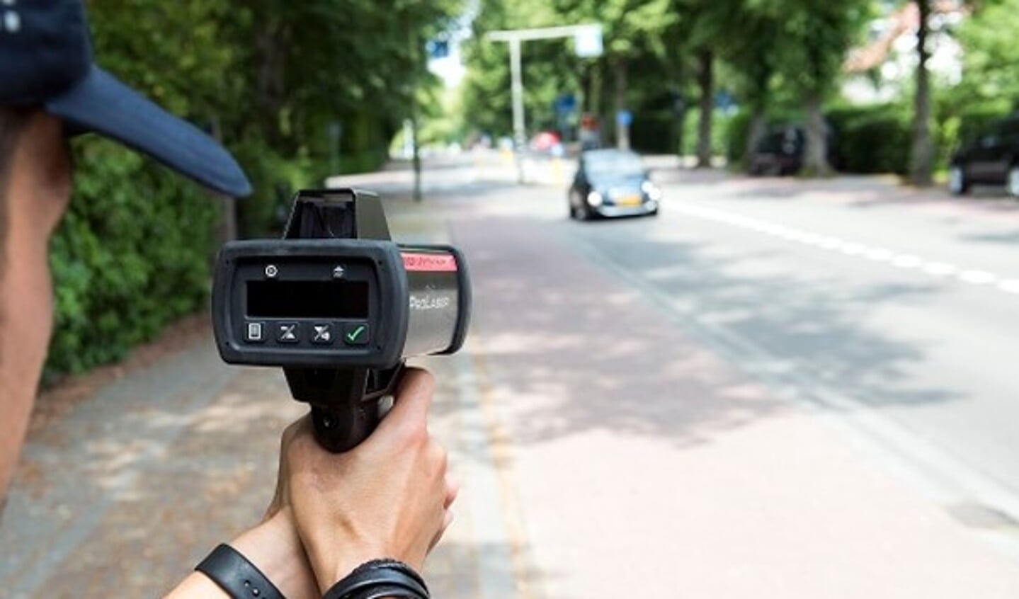 Met een lasergun kan de snelheid van verkeersdeelnemers exact worden vastgesteld.