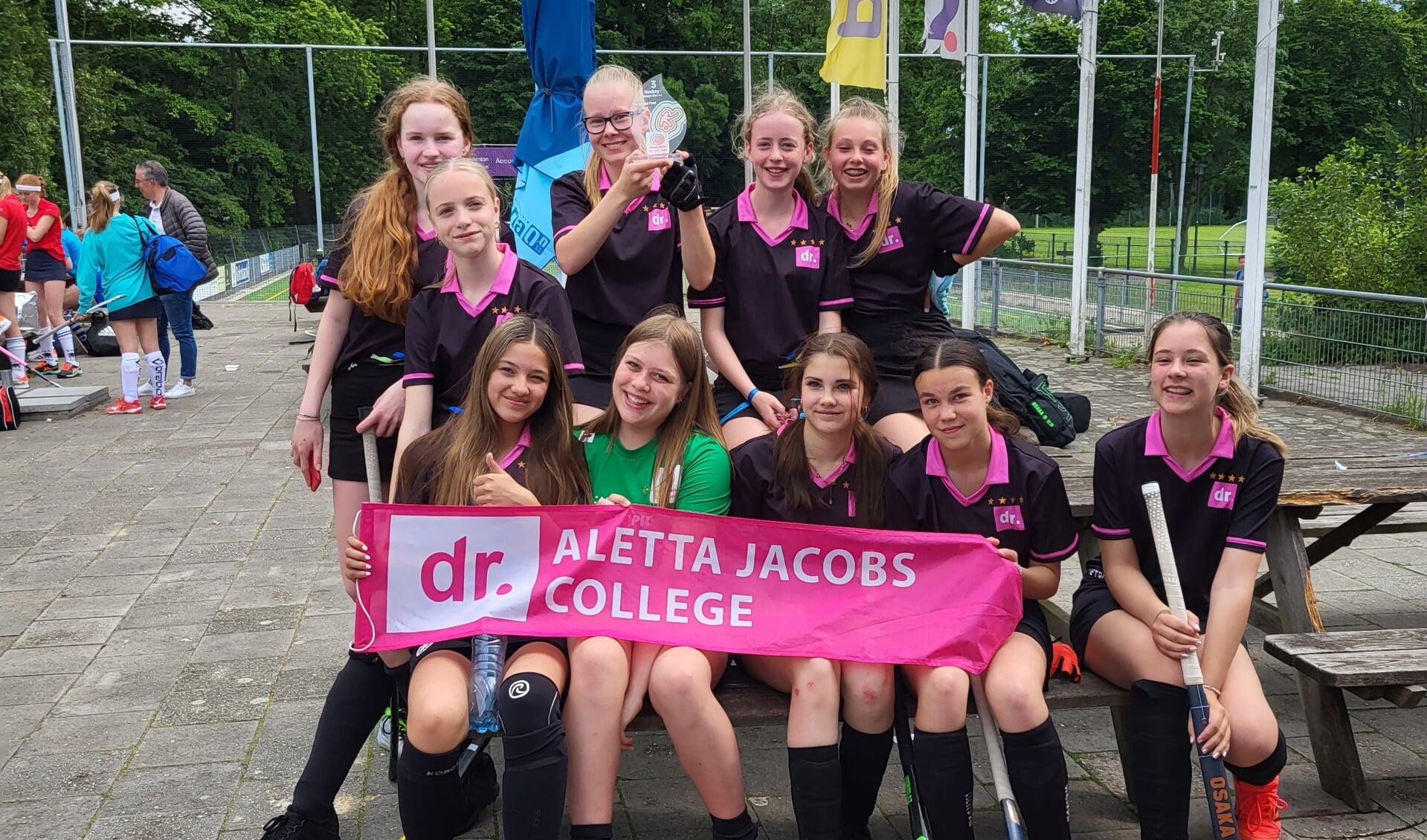 De meiden van het Aletta Jacobs College tonen trots de beker voor de derde plaats. (foto Johan Apol)