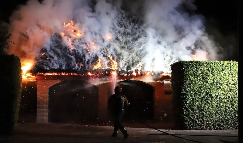 De brandweer kon niet voorkomen dat de schuur uitbrandde. (foto: Persbureau Groningen/Herman van Oost)