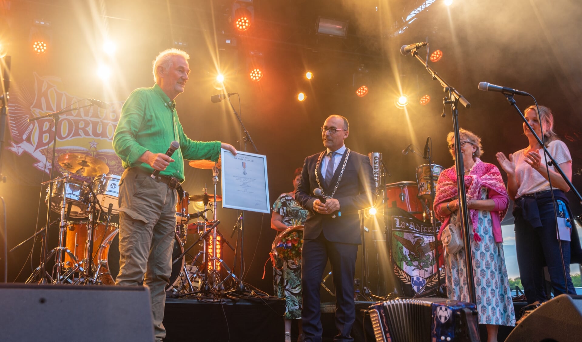 Henk Jongebloed is door burgemeester Anno Wietze Hiemstra benoemd tot Lid in de Orde van Oranje Nassau. (foto Liam Kuiper/LK Media)