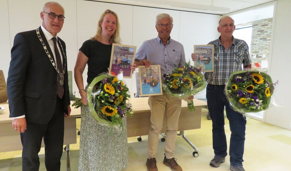 Burgemeester Hoogendoorn met de drie prijswinnaars: Bilijam, Van Kregten en Daems.