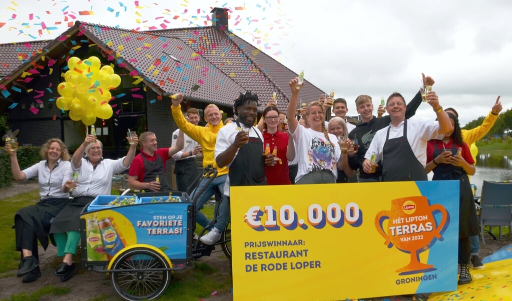 Wim Kruit (tweede van rechts) viert met zijn team de titel van beste terras van Groningen. (foto: De Nieuwsbode)