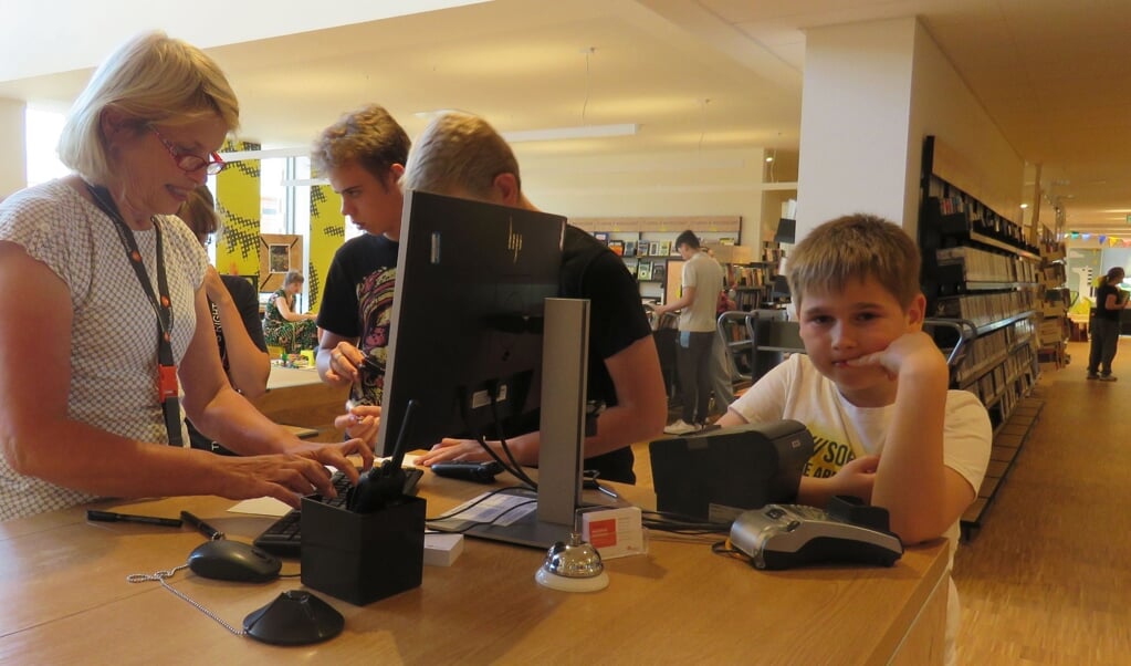 De eerste tieners uit Oekraïne schrijven zich in als lid van de Hoogezandse bibliotheek.