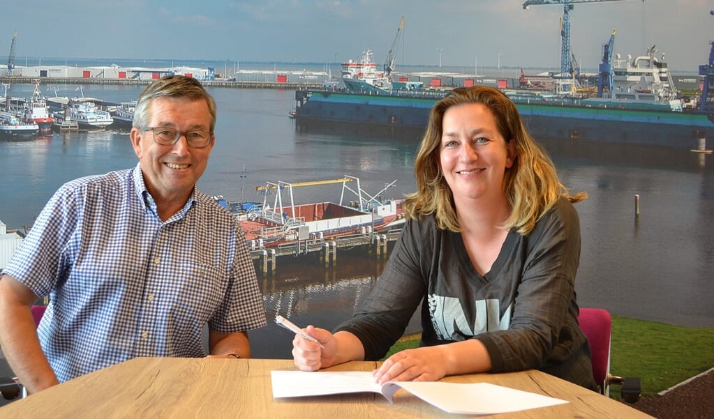 Wildrik Bulthuis en Nicole Voorzee-Fennema bij de ondertekening van het sponsorcontract.