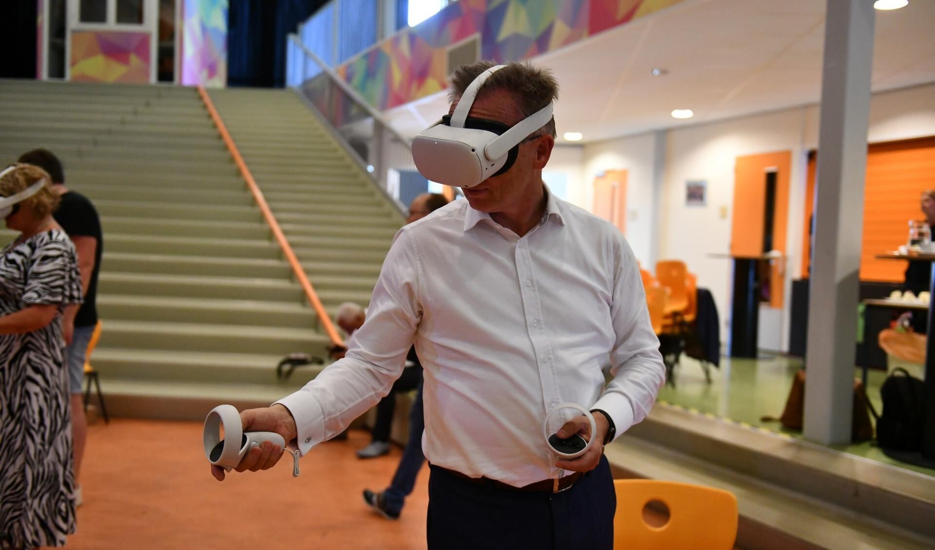 CdK René Paas test de VR-bril uit. 