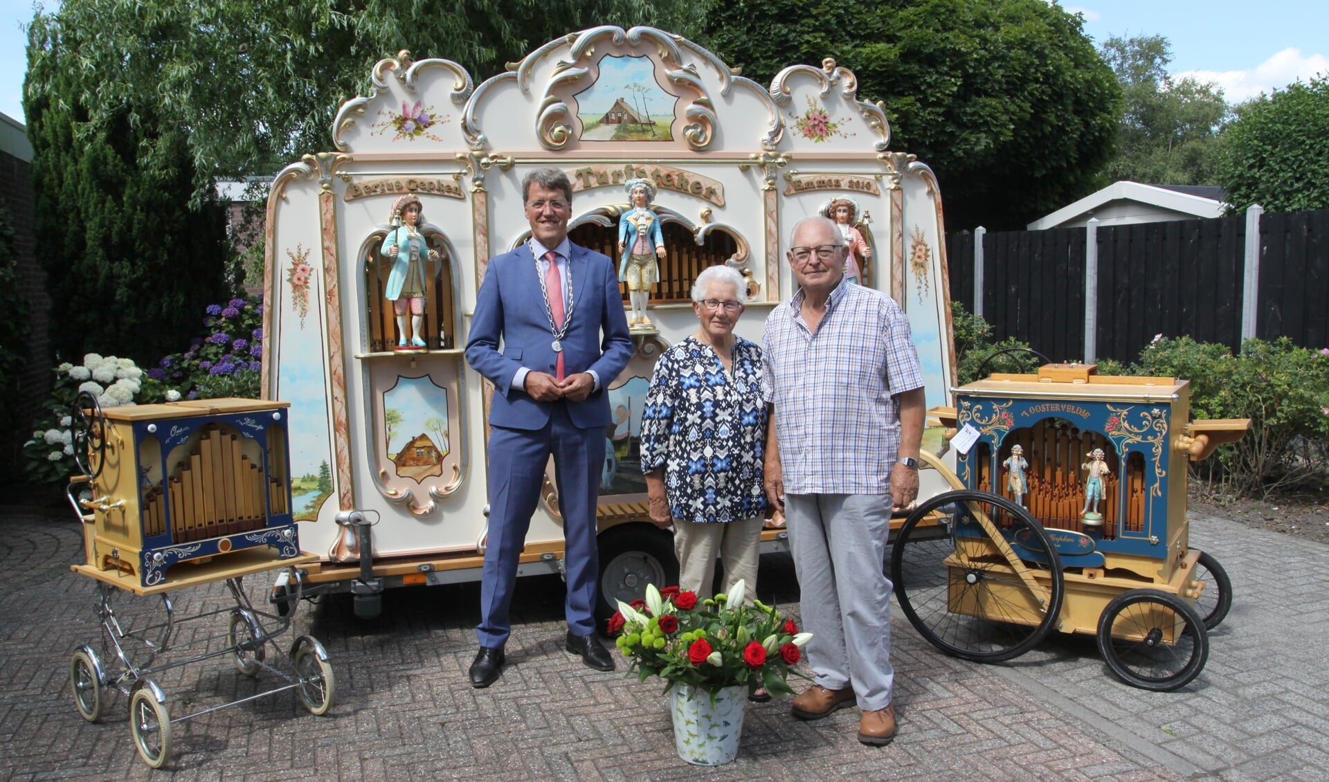 Annie en Bertus Gepken samen met burgemeester Van Oosterhout bij een aantal orgels die Bertus heeft gemaakt (foto Bennie Wolbers).