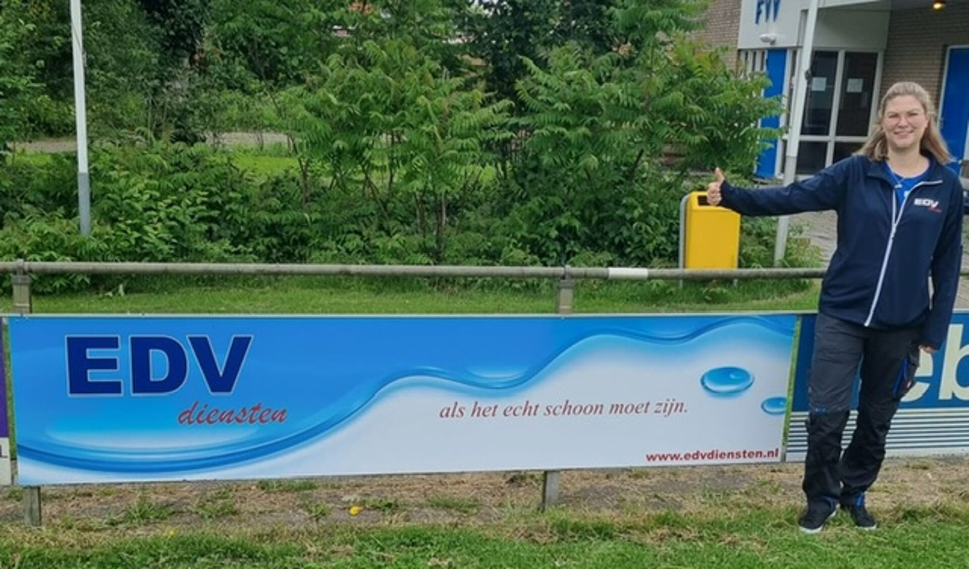 De presentatie van het reclamebord van EDV Diensten langs het hoofdveld van FVV.