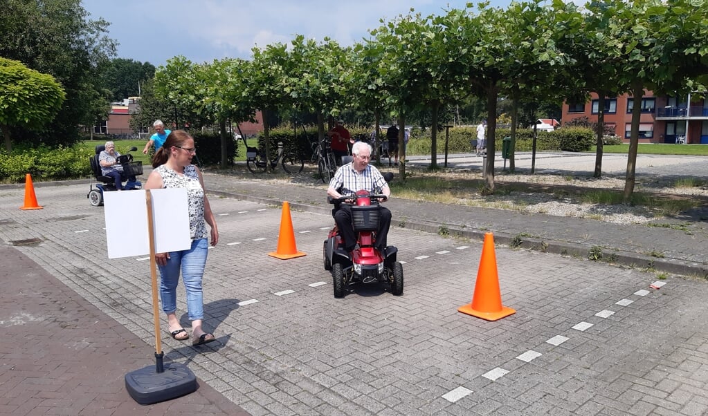 Op de parkeerplaats werden speciale verrichtingen uitgevoerd door de deelnemers. (foto: Stichting Welstad)