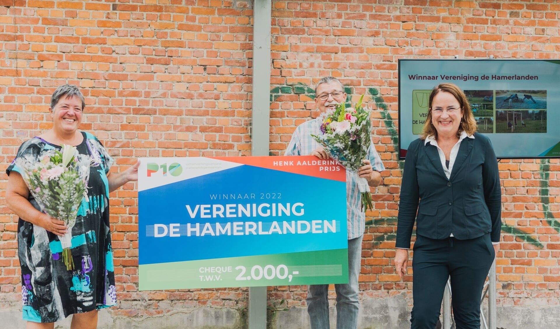 De vertegenwoordigers van Vereniging De Hamerlanden met de cheque die hoort bij de Henk Aalderink-prijs. (foto: P10)