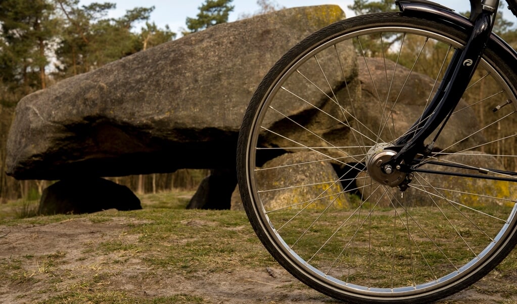 Tijdens de fietstocht komen de deelnemers onder meer langs enkele hunebedden en grafheuvels. (foto: Ineke van Os)