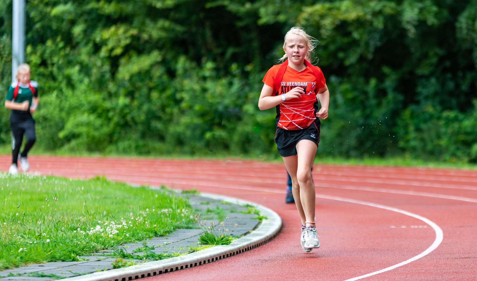 De deelnemers aan de jeugdloop liepen hun rondjes op de atletiekbaan. (foto: André Dümmer) 