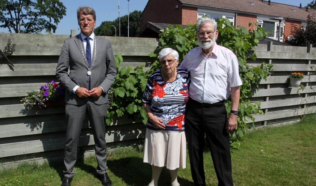 De familie Wobben kreeg bezoek van burgemeester Van Oosterhout. Foto: Bennie Wolbers.