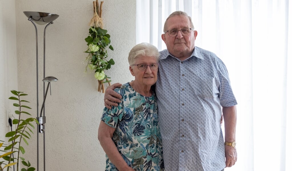 Marie en Fred Haak uit Stadskanaal vieren vandaag hun 60e trouwdag. (foto: André Dümmer)
