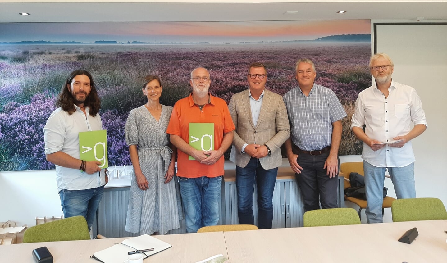 De vertegenwoordigers van de organisaties die betrokken zijn bij de nieuwe reeks 'Archeologie in Drenthe'.