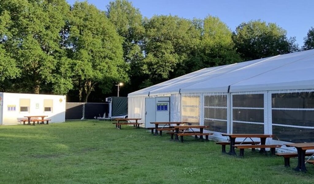 Naast de huidige tent aan de Manegelaan zal een tweede tent worden geplaatst voor noodopvang van asielzoekers. (foto: gemeente Stadskanaal)