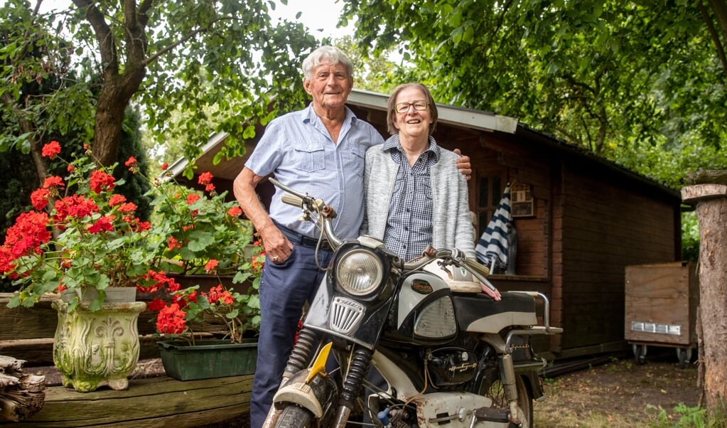 Henk en Trijn Ratgers bij de brommer die Henk 57 jaar geleden kocht om naar zijn werk te gaan. (foto: Auniek Klijnstra) 