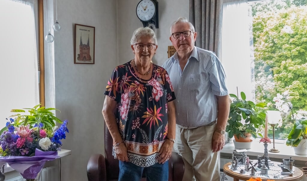 Atie en Wim Woensdregt uit Stadskanaal hebben hun 60e trouwdag gevierd. (foto: André Dümmer)