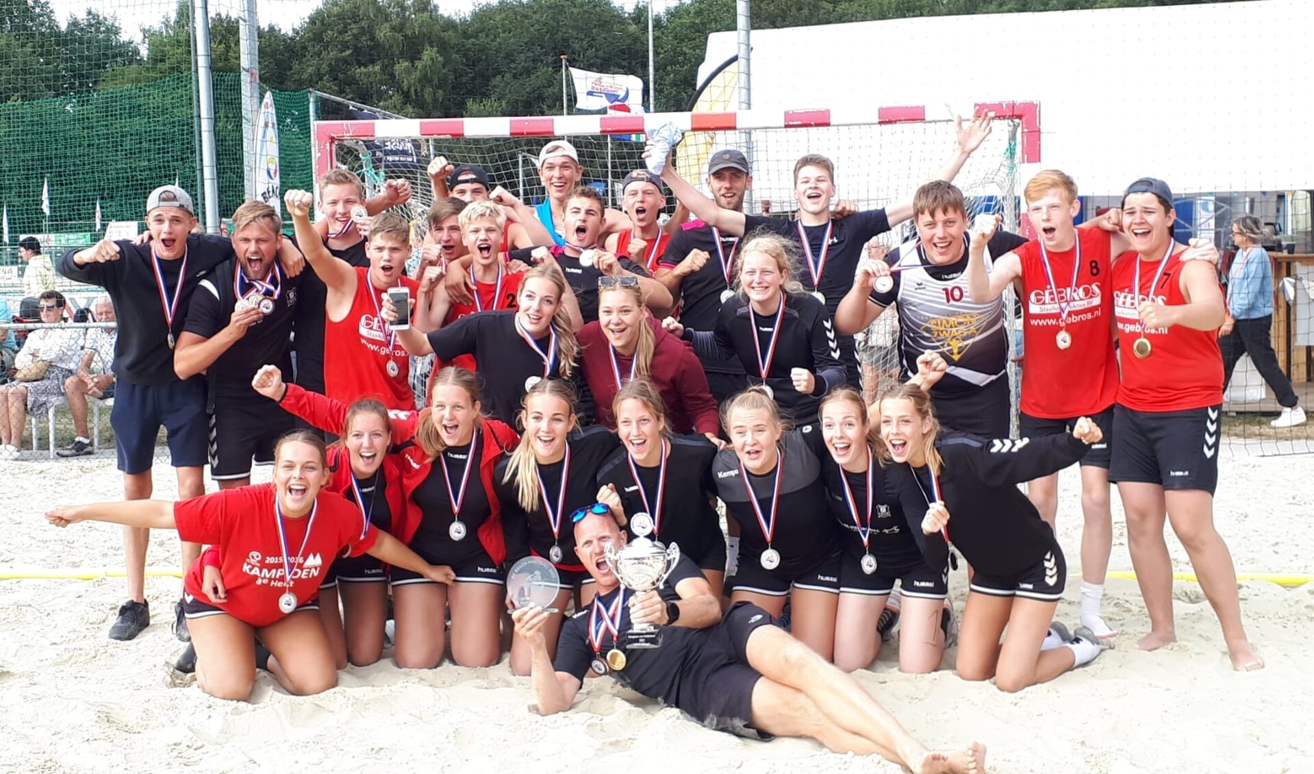 Goud, zilver en brons voor jeugdteams Unitas op NK beachhandbal in Stadskanaal.