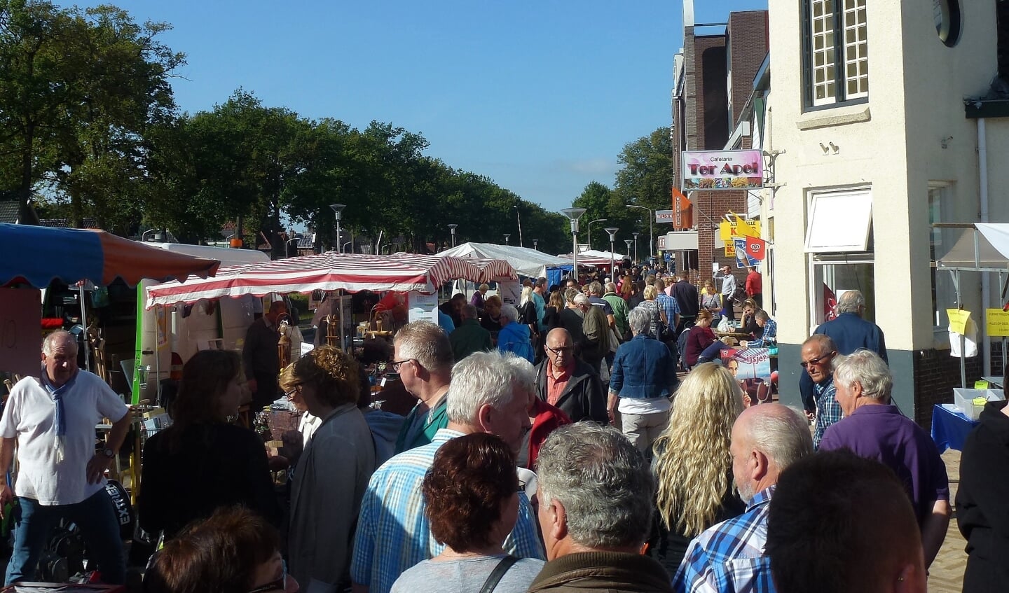 Gezellige drukte tijdens een eerdere editie van de Boeskoolmarkt in Ter Apel. (foto: Jaarmarktcommissie Boeskoolmarkt)