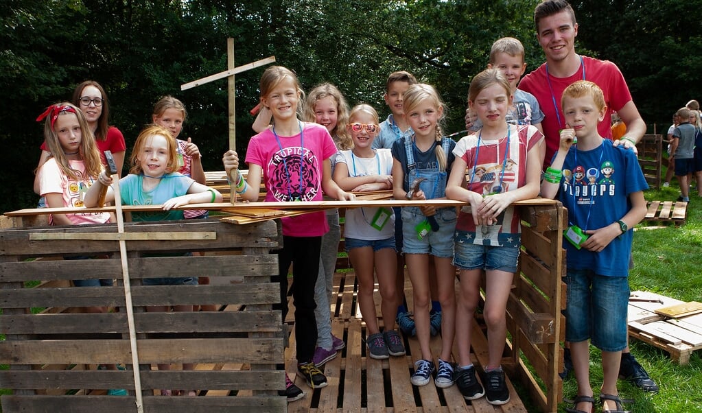 Het huttenbouwen is een van de succesnummers van de Kinderfeestweek. 