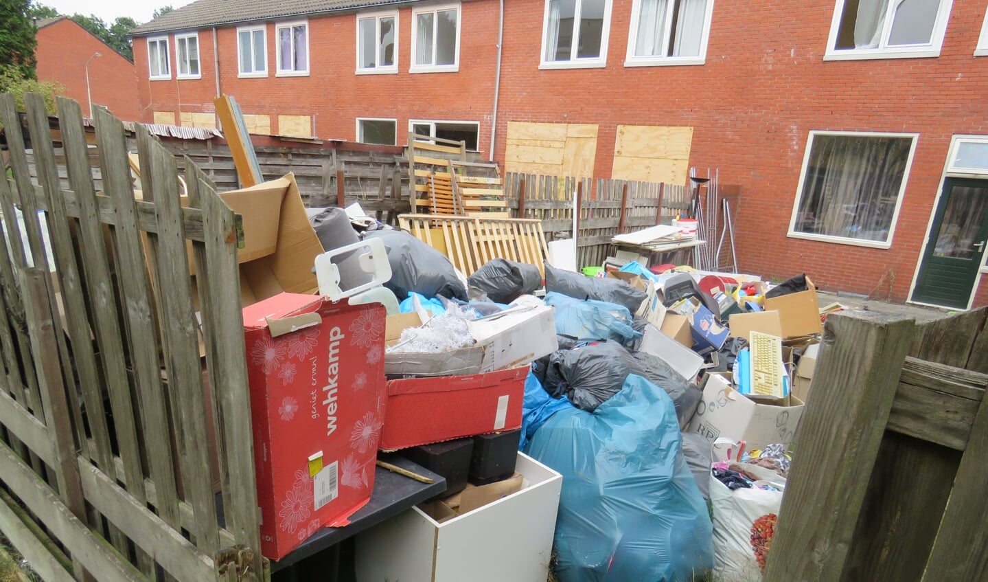 Veel grof vuil en ander afval bij de verlaten en te slopen woningen.