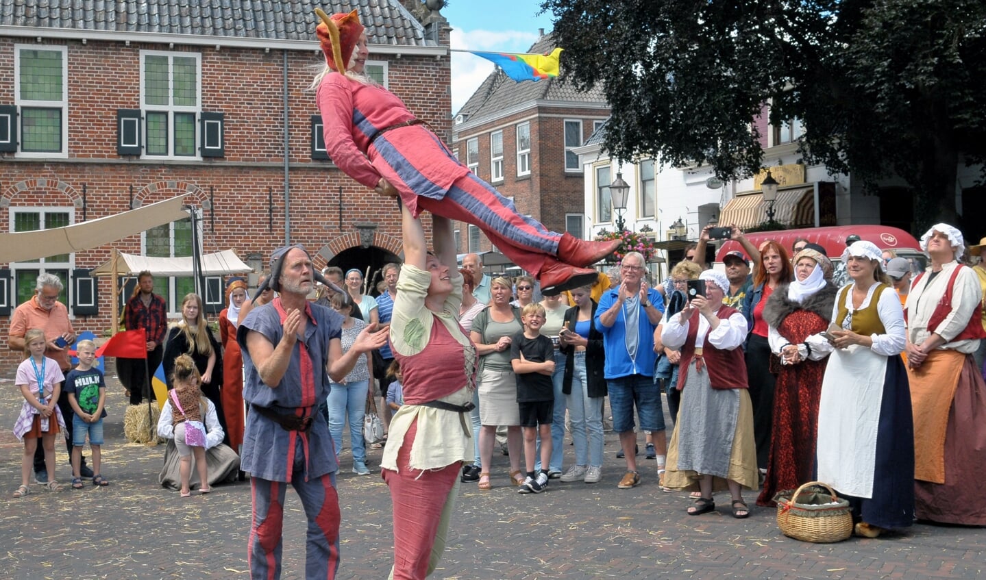 Op de Coopluydenmarkt waren ook dansen uit de Middeleeuwen te zien.