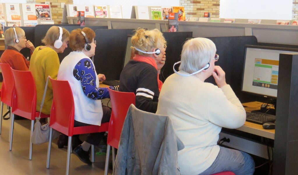 Ouderen kunnen in de bibliotheek in Hoogezand hun computervaardigheden verbeteren.