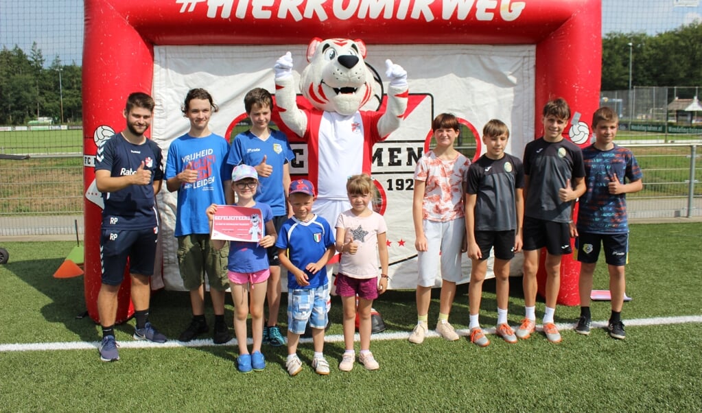 Oekraïense kinderen met Sibi en Robin Poetse van FC Emmen na de voetbalclinic.