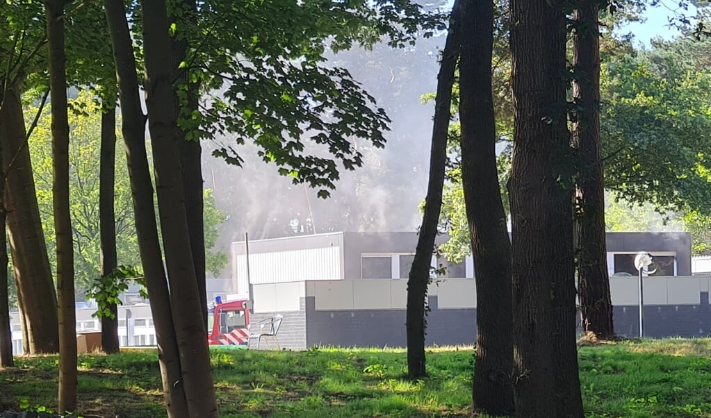 Er kwam veel rook vrij bij de brand op het terrein van Stichting Phusis in Rolde.