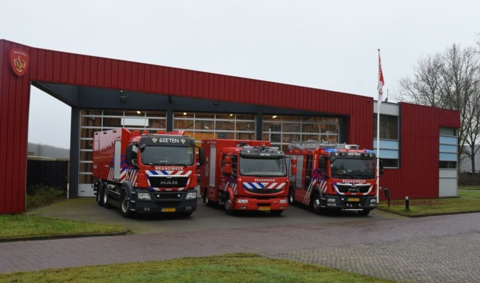De brandweerwagens moesten deze week meerdere keren de kazerne in Gieten verlaten.