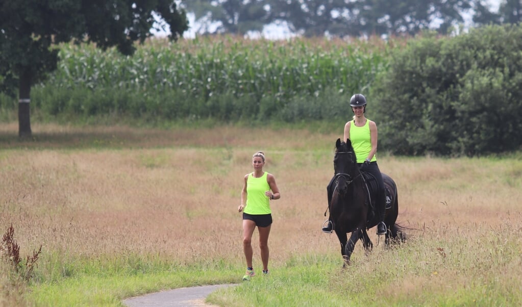 Voor de zevende keer gaan ruiters en lopers samen op pad tijdens de Ride & Run in Onstwedde. (foto: Freerk Boskers)