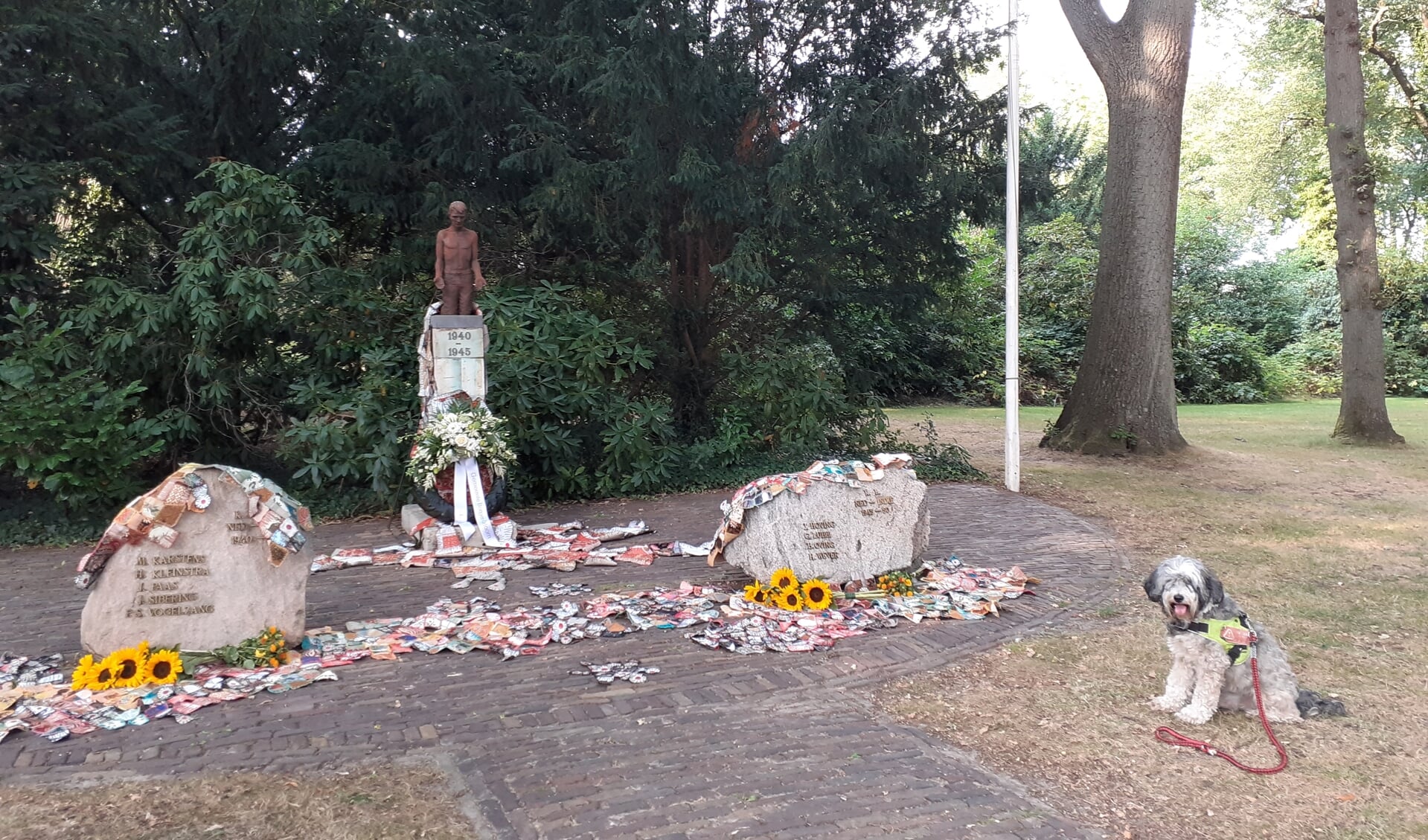 Bij het oorlogsmonument aan de Torenlaan in Borger werden een krans en bloemen gelegd. (foto: Teja van Geenen)